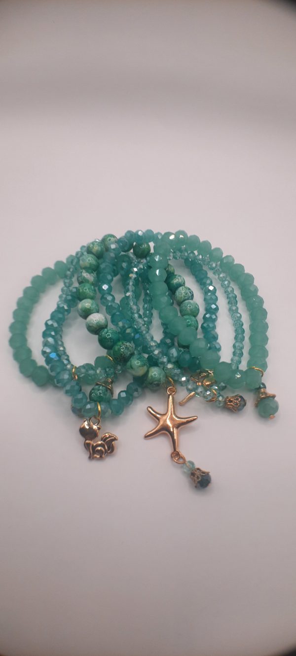 Ref 05 : Pack de 07 bracelets en perles de verre de cristal et de perles de cristal de pop-corn naturel avec breloques et charms. – Image 2