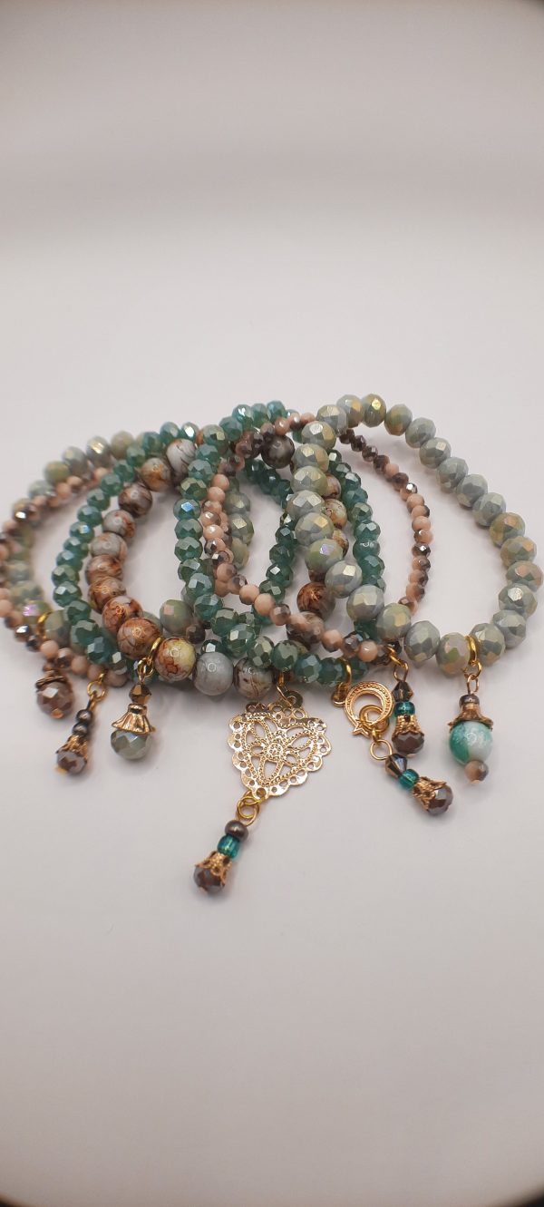 Ref 11 : Pack de 07 bracelets en perles de verre de cristal et de perles de cristal de pop-corn naturel avec breloques et charms. – Image 2