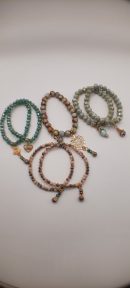 Ref 11 : Pack de 07 bracelets en perles de verre de cristal et de perles de cristal de pop-corn naturel avec breloques et charms.