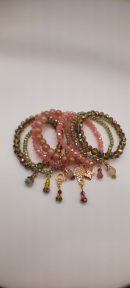 Ref 15 : Pack de 07 bracelets en perles de verre de cristal et de perles de cristal de pop-corn naturel avec breloques et charms.