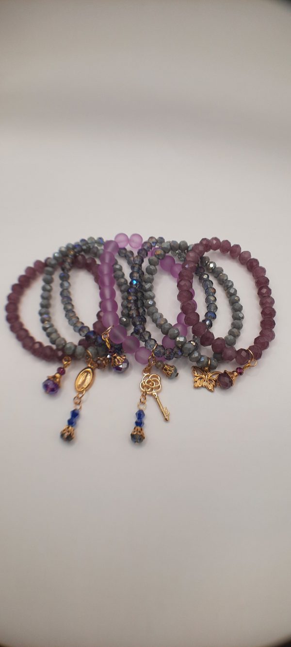 Ref 21 : Pack de 07 bracelets en perles de verre de cristal et de perles de cristal de pop-corn naturel avec breloques et charms. – Image 2