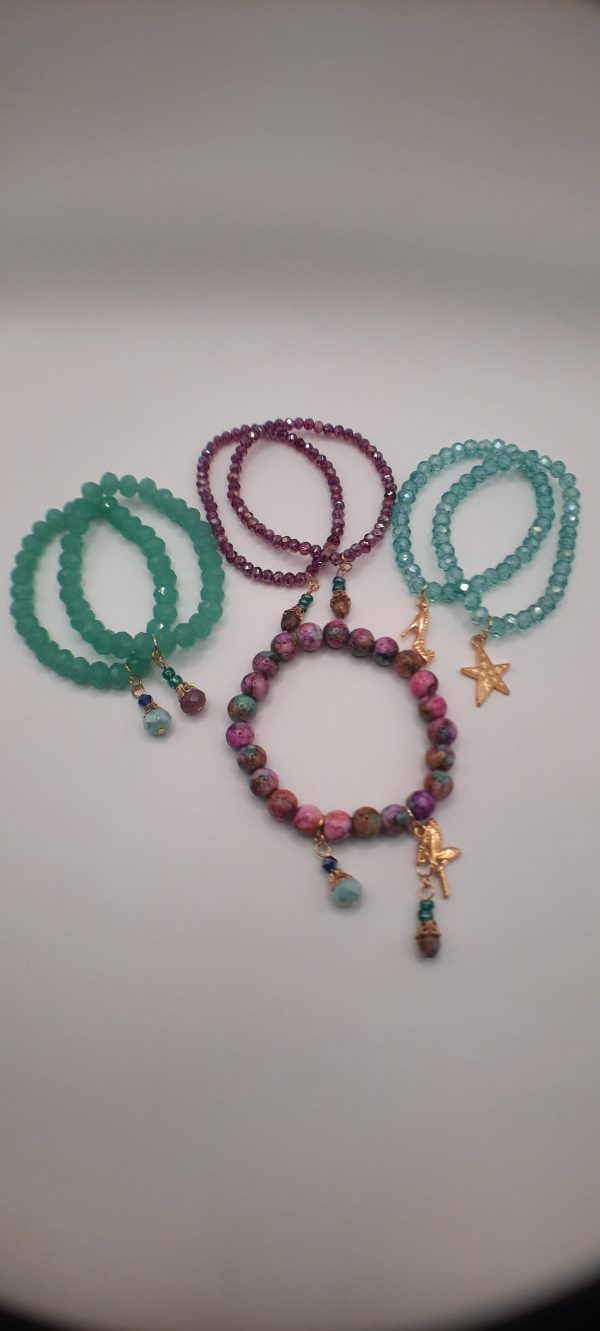 Ref 22 : Pack de 07 bracelets en perles de verre de cristal et de perles de cristal de pop-corn naturel avec breloques et charms. – Image 2