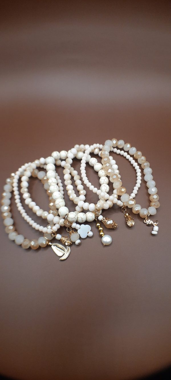 Ref 26: Pack de 07 bracelets en perles de verre de cristal et de perles de cristal de pop-corn naturel avec breloques et charms. – Image 2