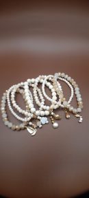 Ref 26: Pack de 07 bracelets en perles de verre de cristal et de perles de cristal de pop-corn naturel avec breloques et charms.