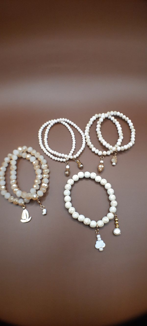 Ref 26: Pack de 07 bracelets en perles de verre de cristal et de perles de cristal de pop-corn naturel avec breloques et charms. – Image 3
