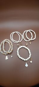 Ref 26: Pack de 07 bracelets en perles de verre de cristal et de perles de cristal de pop-corn naturel avec breloques et charms.
