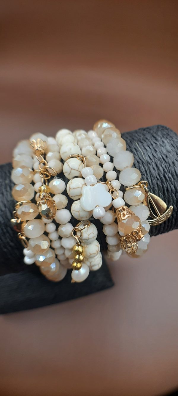Ref 26: Pack de 07 bracelets en perles de verre de cristal et de perles de cristal de pop-corn naturel avec breloques et charms.