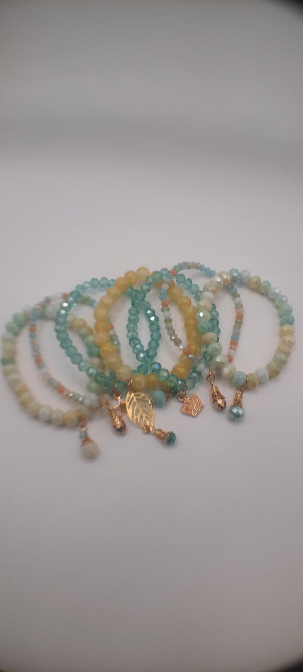 Ref 28 : Pack de 07 bracelets extensibles en perles de verre de cristal et en perles de cristal de pop-corn naturel avec breloques et charms. – Image 2