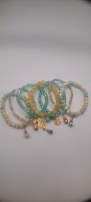Ref 28 : Pack de 07 bracelets extensibles en perles de verre de cristal et en perles de cristal de pop-corn naturel avec breloques et charms.