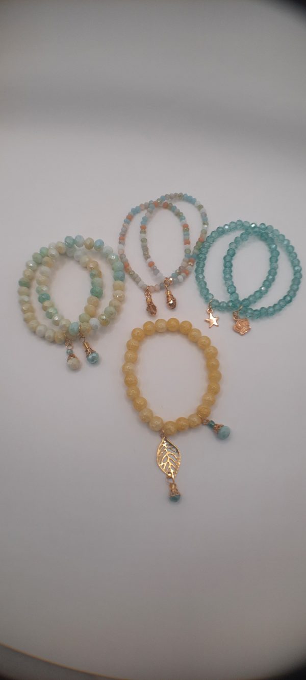 Ref 28 : Pack de 07 bracelets extensibles en perles de verre de cristal et en perles de cristal de pop-corn naturel avec breloques et charms. – Image 3