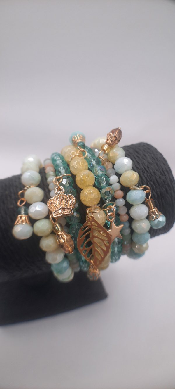 Ref 28 : Pack de 07 bracelets extensibles en perles de verre de cristal et en perles de cristal de pop-corn naturel avec breloques et charms.