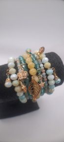 Ref 28 : Pack de 07 bracelets extensibles en perles de verre de cristal et en perles de cristal de pop-corn naturel avec breloques et charms.