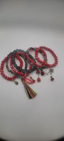Ref 34 : Pack de 07 bracelets extensibles en perles de verre de cristal et en perles de cristal de pop-corn naturel avec breloques et charms.