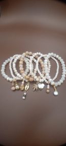 Ref 43 : Pack de 07 bracelets extensibles en perles de verre de cristal et en perles de cristal de pop-corn naturel avec breloques et charms.