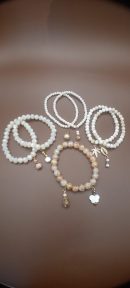 Ref 43 : Pack de 07 bracelets extensibles en perles de verre de cristal et en perles de cristal de pop-corn naturel avec breloques et charms.